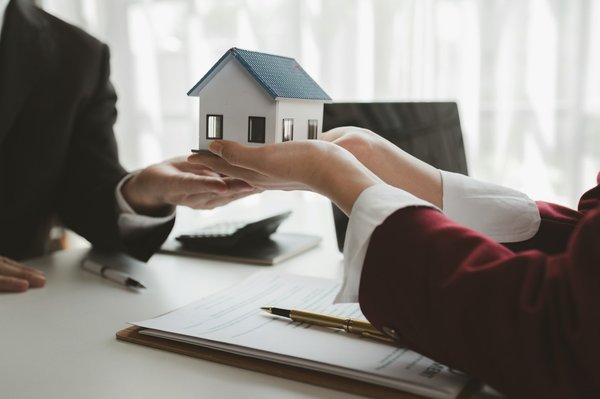 Astuces pratiques pour vendre une maison difficile à vendre