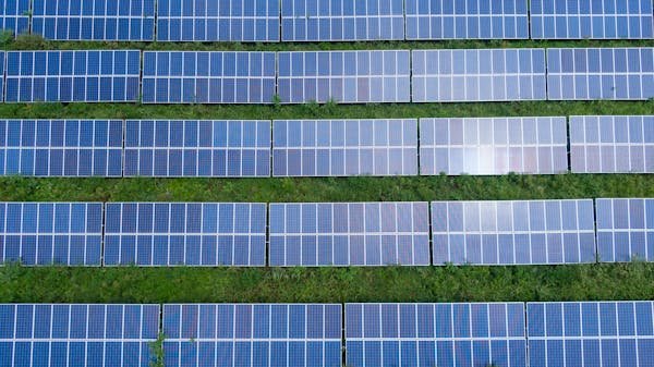 Panneaux solaires photovoltaïques : économisez tout en protégeant la planète!
